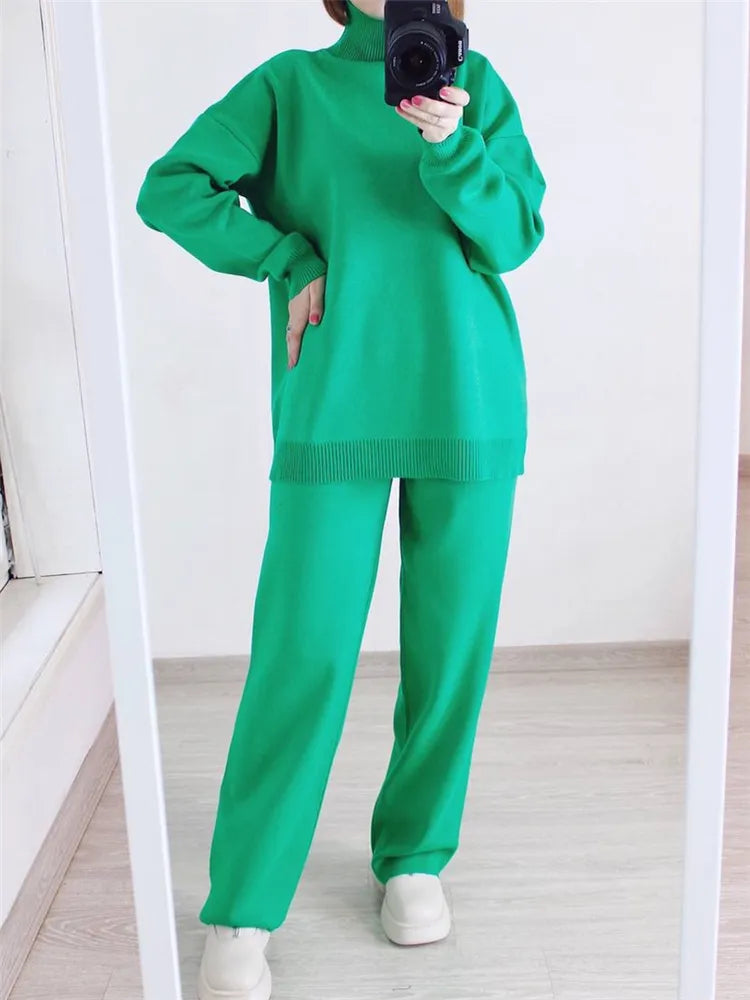 Comfortable Oversized Knitted Women's Set with Turtleneck