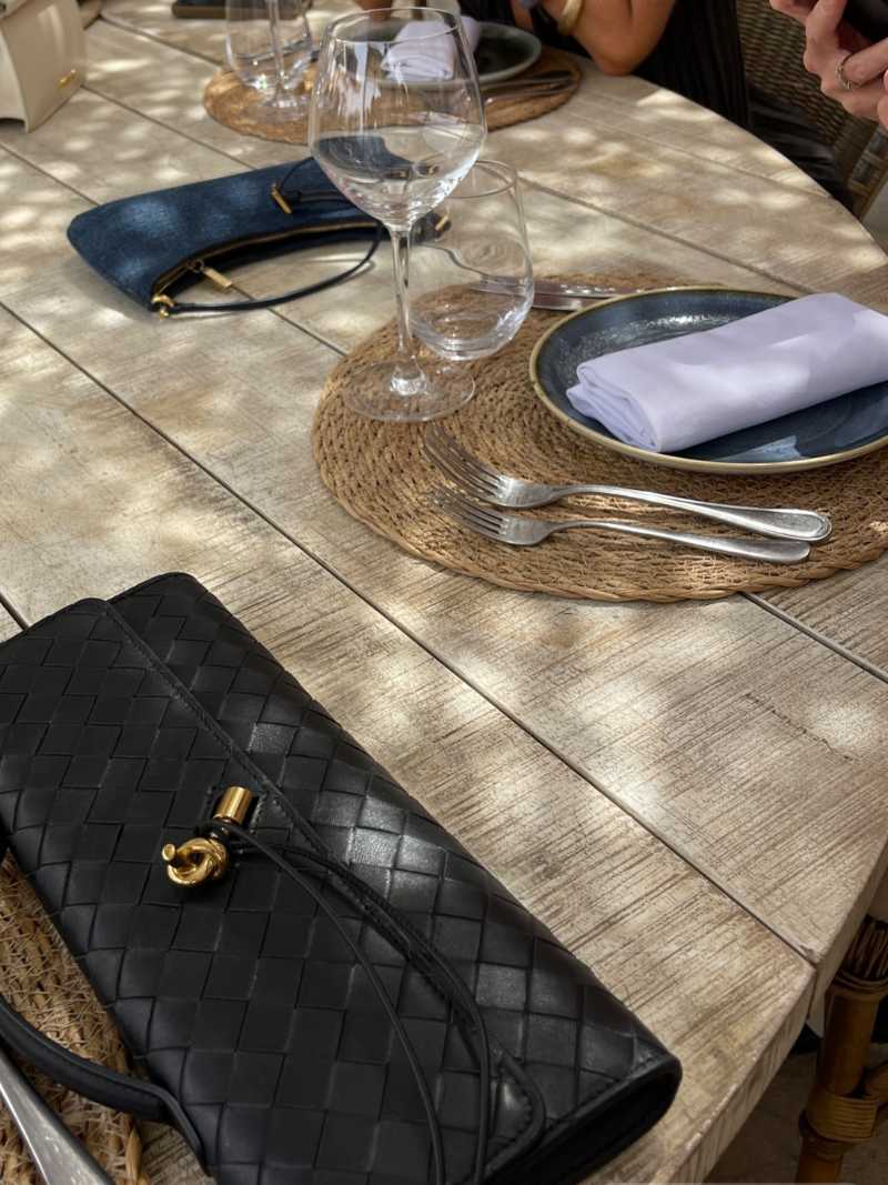 Chique Dames Handtas met Woven Design en Gouden Sluiting