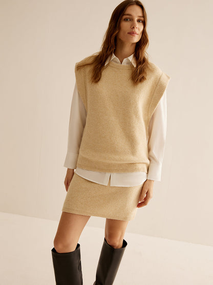 Zachte Beige Gebreide Dames Set met Mouwloos Gilet en Mini Rok