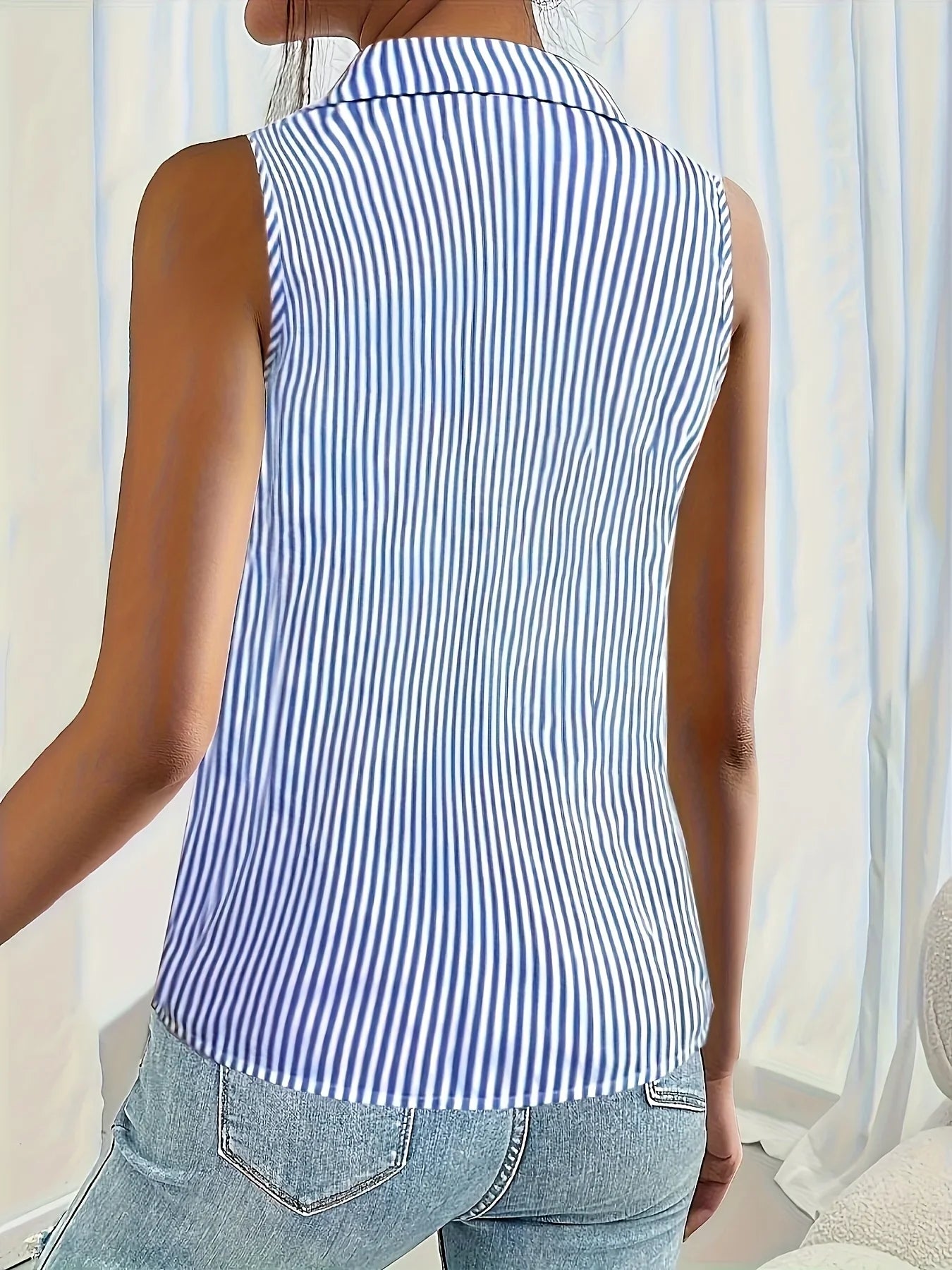 Gestreepte Mouwloze Blouse Met Kraag En Knopen