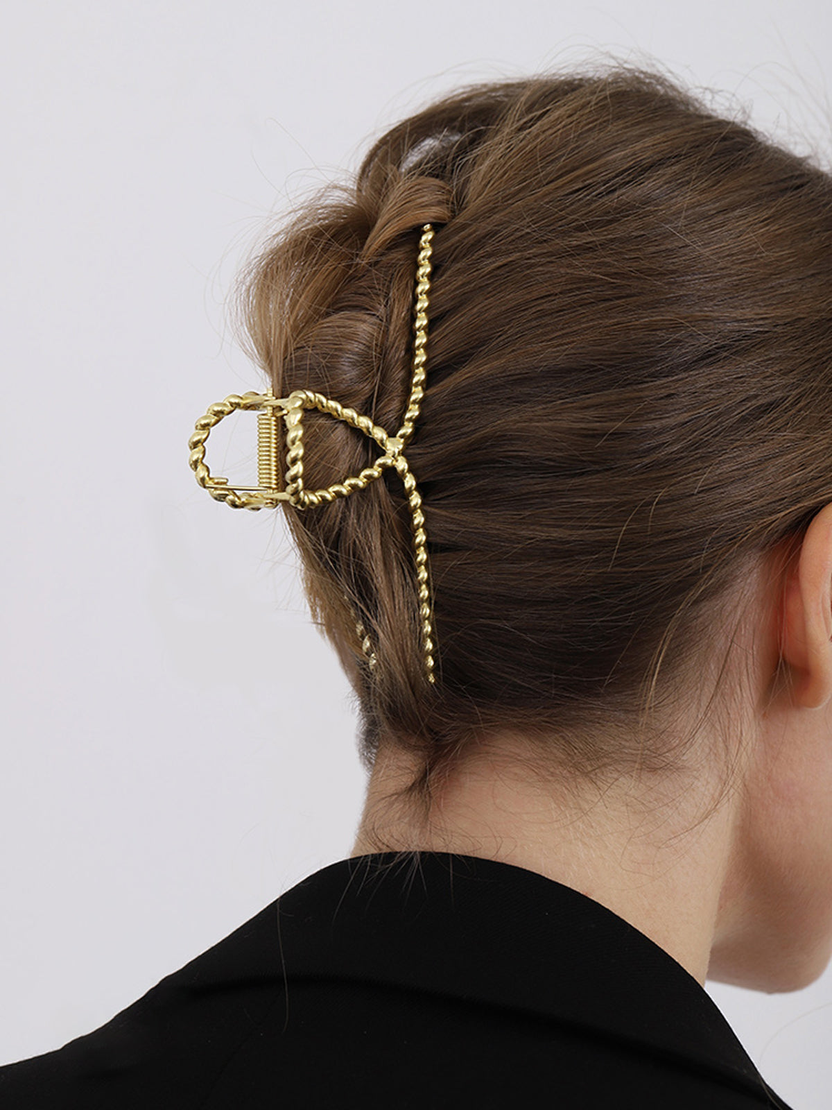 Elegante Gouden Dames Haarclip met Subtiele Twisted Look