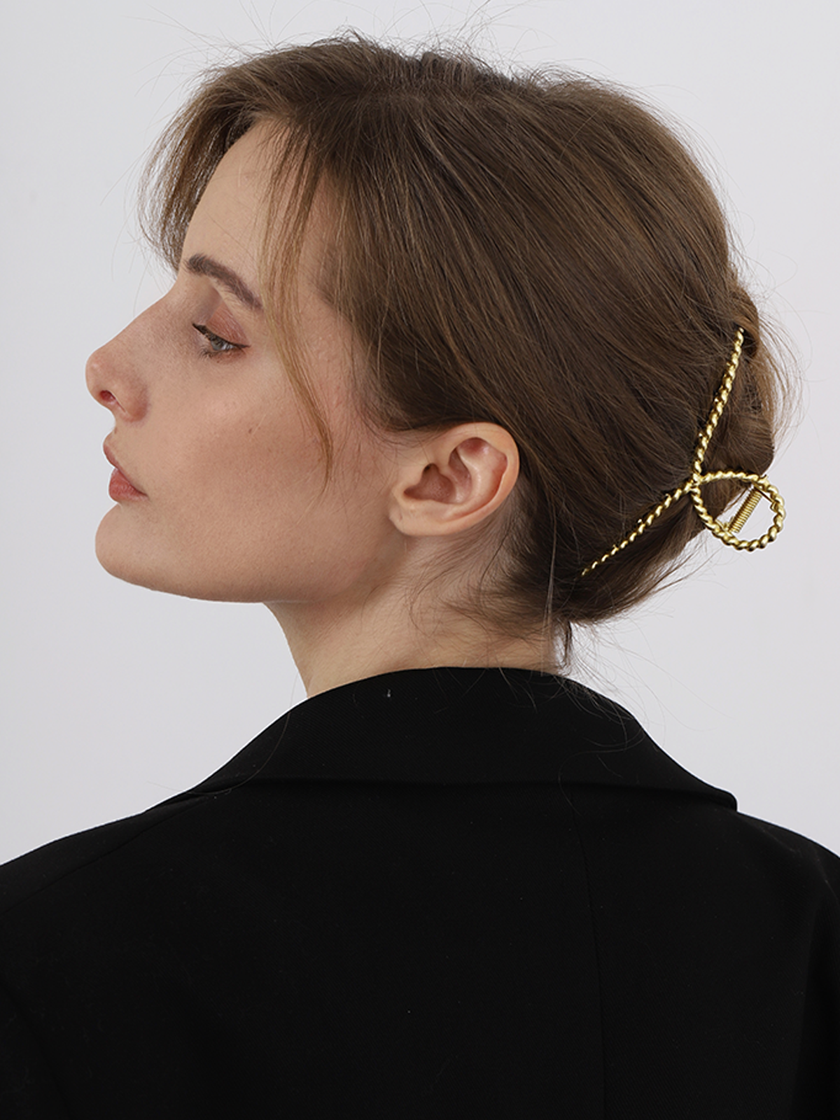 Elegante Gouden Dames Haarclip met Subtiele Twisted Look