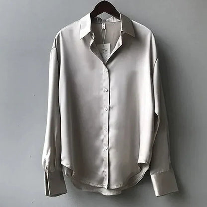 Glanzende Satijnen Dames Blouse met Puntkraag en Knoopsluiting