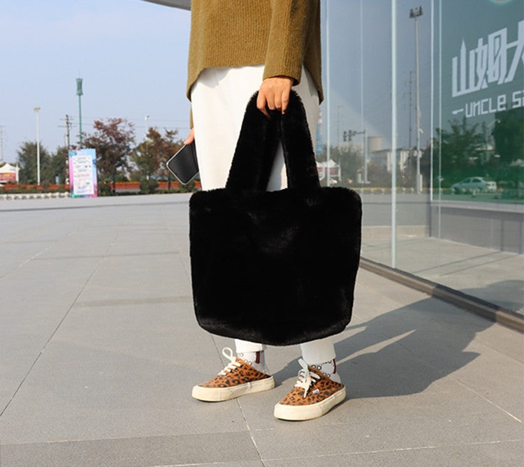 Sac d'épaule en fausse fourrure de luxe pour femmes avec design spacieux