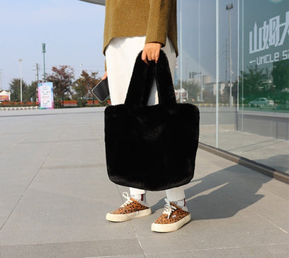 Sac d'épaule en fausse fourrure de luxe pour femmes avec design spacieux