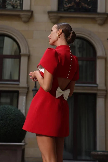 Averi | Elegante Asymmetrische Mini-jurk met Hoge Kraag