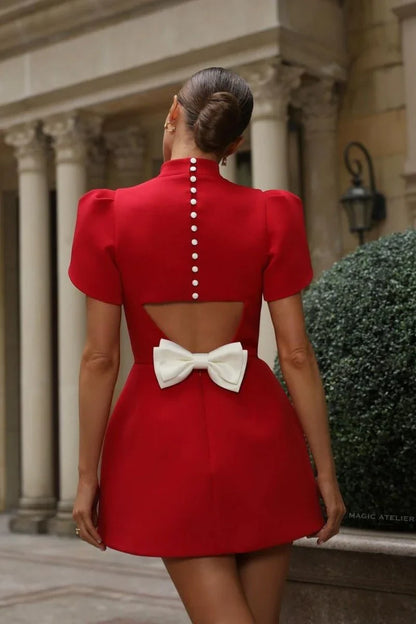 Averi | Elegante Asymmetrische Mini-jurk met Hoge Kraag