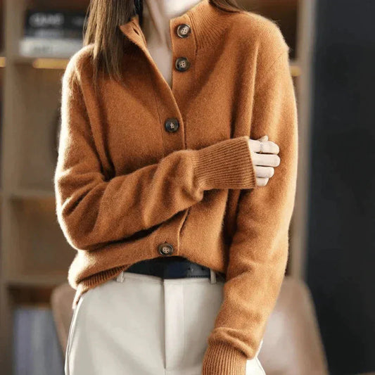 Amy | Warme Knitted Cardigan met Knoopdetail
