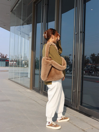 Sac d'épaule en fausse fourrure de luxe pour femmes avec design spacieux
