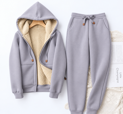 Przytulny damski dres z podszewką teddy, kieszenią kangurką i ściągaczami