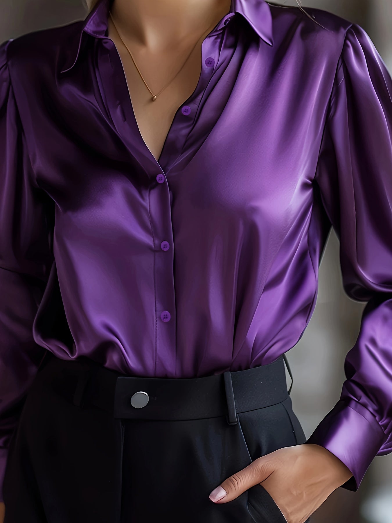 Elegant Women's Blouse with Classic Collar and Long Sleeves