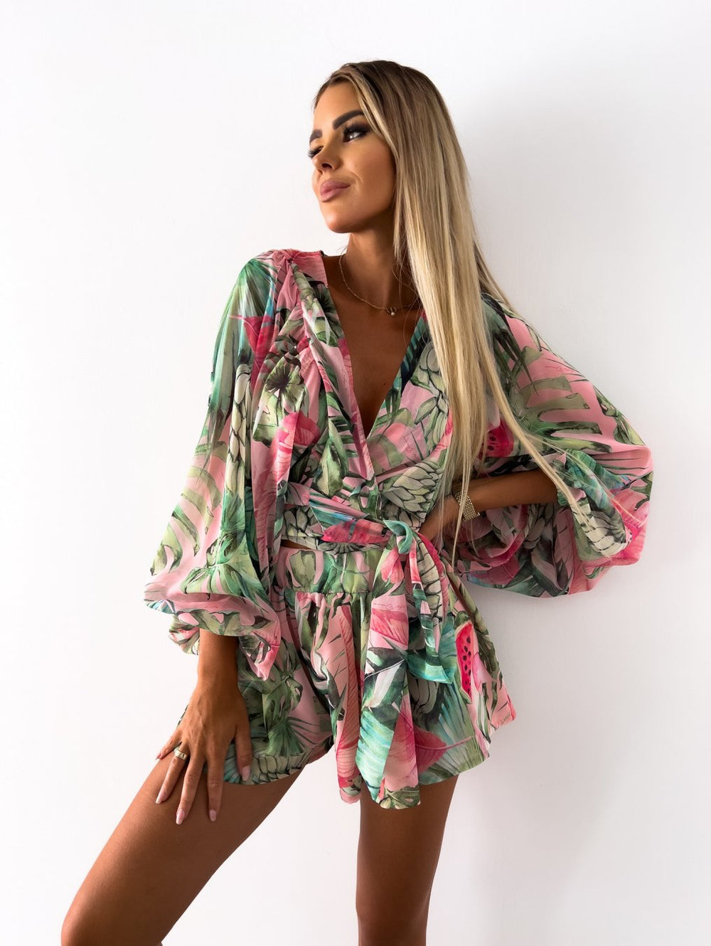 Floortje | Zwierige Playsuit met Tropische Print en Kimono Mouwen