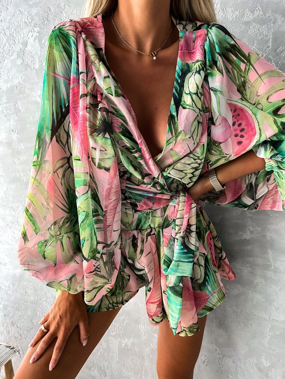 Floortje | Zwierige Playsuit met Tropische Print en Kimono Mouwen