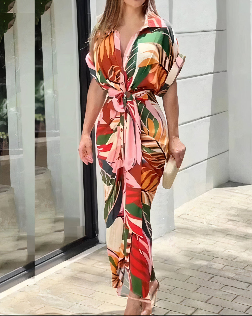 Lekka kolorowa sukienka damska z paskiem i eleganckim nadrukiem