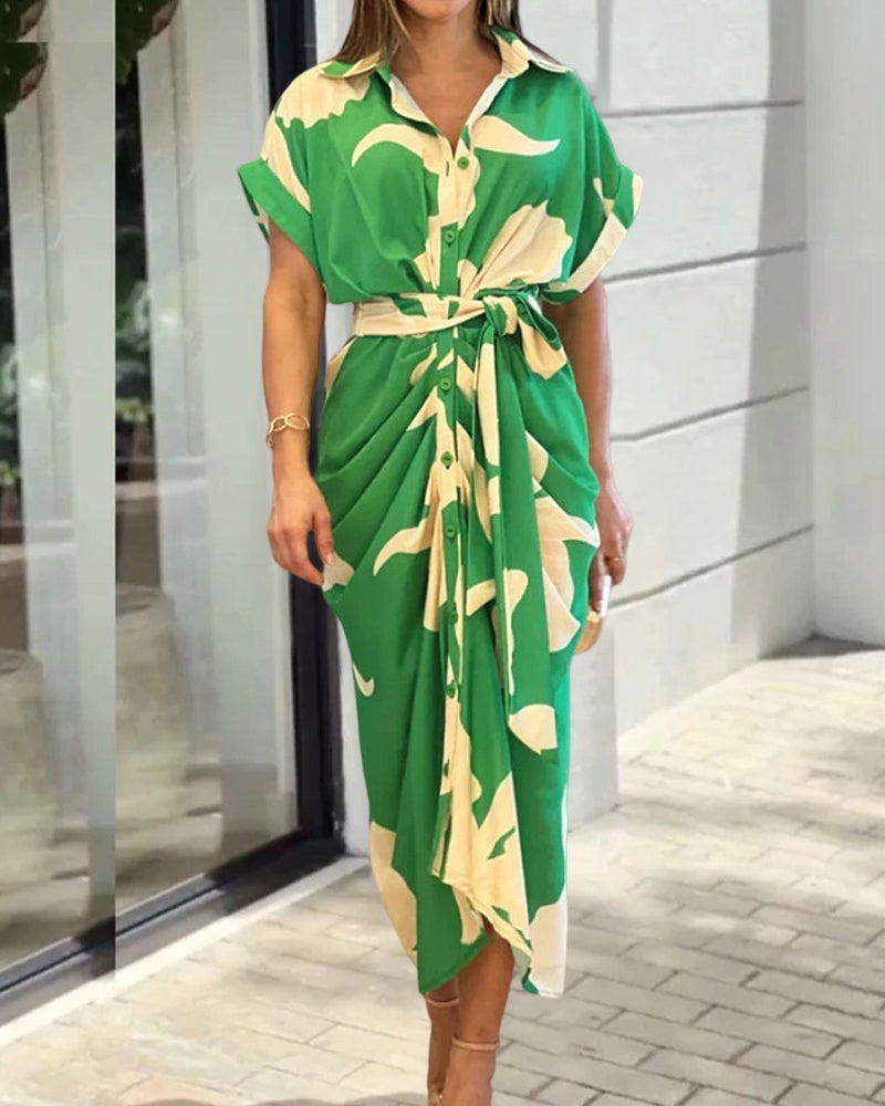 Lekka kolorowa sukienka damska z paskiem i eleganckim nadrukiem