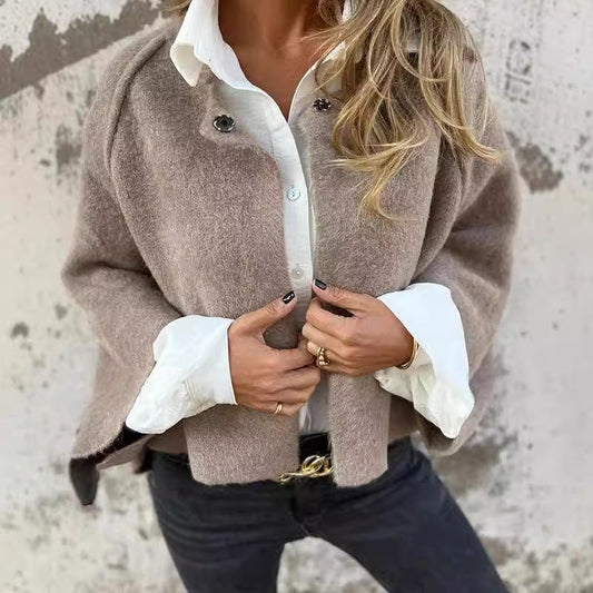 Luxe warme dames wollen jas met korte pasvorm en knoopsluiting
