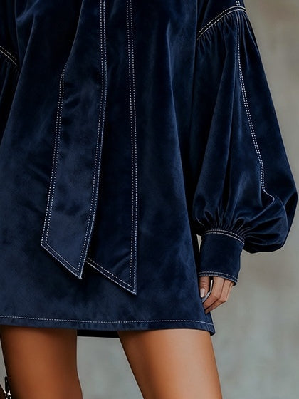 Luxe Fluwelen Mini Jurk met Strikkraag en Contraststiksels voor Dames