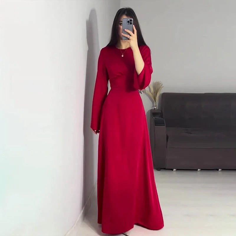 Elegancka, szykowna sukienka maxi dla pań z długimi rękawami i dopasowanym krojem