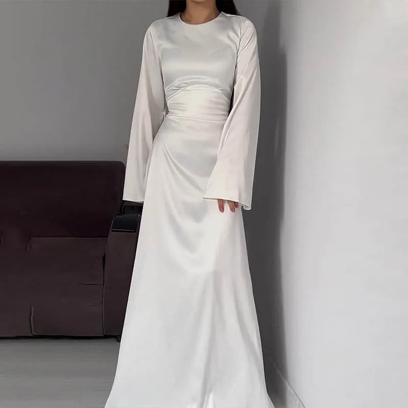 Elegancka, szykowna sukienka maxi dla pań z długimi rękawami i dopasowanym krojem