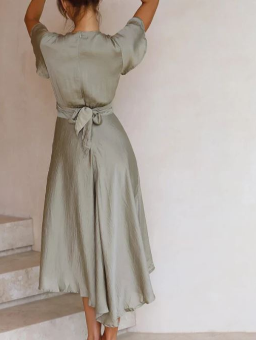 Catrinna | Midi Jurk met Vrouwelijke Twist